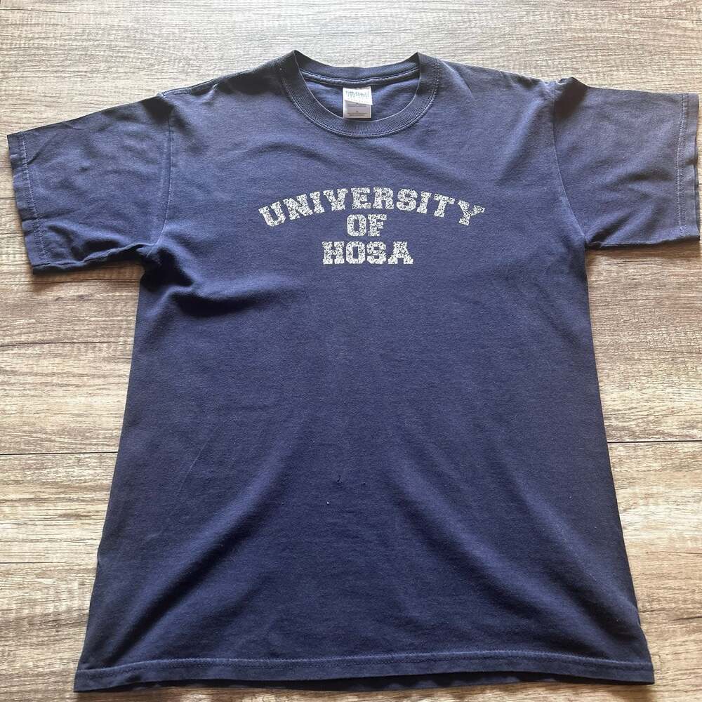 Gildan University of HOSA Graphic T-Shirt Size Medium F11